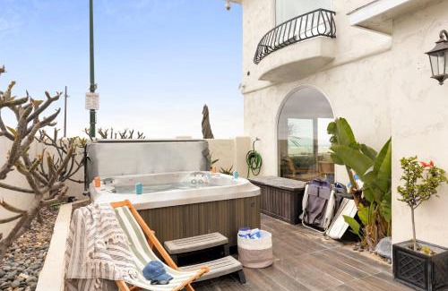 South Mission Beach Casa | Shoreline by AvantStay Spectacular Beachfront Home w Fire Pit Spa Pool Table