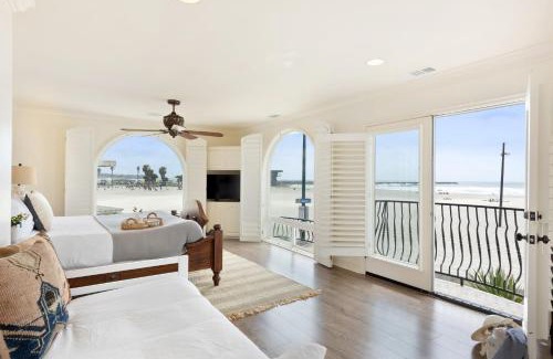 South Mission Beach Casa | Shoreline by AvantStay Spectacular Beachfront Home w Fire Pit Spa Pool Table
