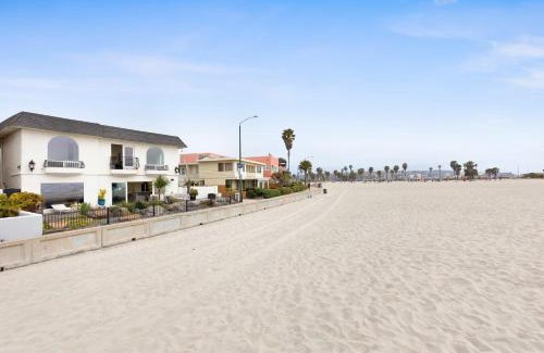 South Mission Beach Casa | Shoreline by AvantStay Spectacular Beachfront Home w Fire Pit Spa Pool Table