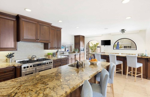South Mission Beach Cabaña | Shoreline by Avantstay Spectacular Beachfront Home w/ Fire Pit, Spa & Pool Table