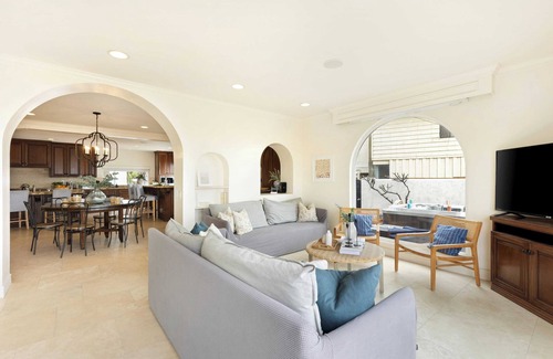 South Mission Beach Cabaña | Shoreline by Avantstay Spectacular Beachfront Home w/ Fire Pit, Spa & Pool Table