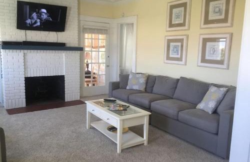 Northeast Virginia Beach Casa | Shoreline Cottage - Oceanfront - North End VB