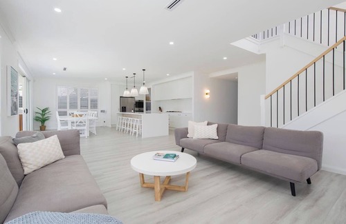 Caves Beach Casa | Shoreline Luxe Refined Beachside Elegance with Spa