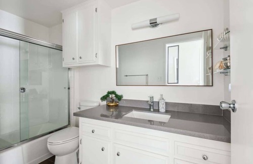 East Village Condominio | Shoreline Retreat Sum