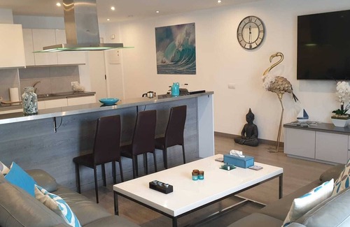 Calvia Apartamento | Apartamento de lujo frente a la playa, a pasos de las aguas turquesas del Mediterráneo.