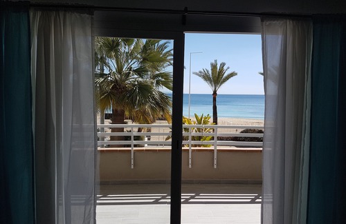 Calvia Apartamento | Apartamento de lujo frente a la playa, a pasos de las aguas turquesas del Mediterráneo.