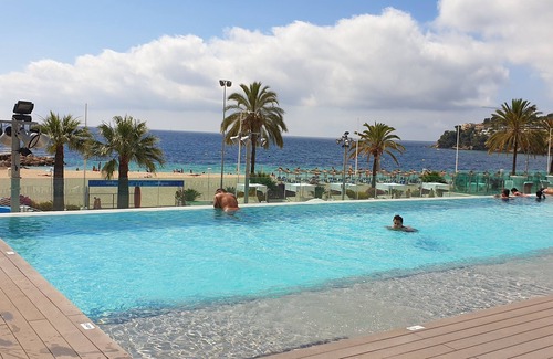 Calvia Apartamento | Apartamento de lujo frente a la playa, a pasos de las aguas turquesas del Mediterráneo.