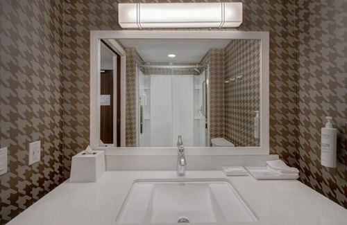 Garden Grove Hotel | Short Drive to Angel Stadium of Anaheim! Onsite Parking and FREE Breakfast!