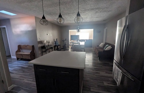 Northeast Heights Casa | Short Drive to Balloon Fiesta Park. 5 blocks from shopping malls & dining
