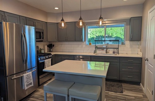 Northeast Heights Casa | Short Drive to Balloon Fiesta Park. 5 blocks from shopping malls & dining