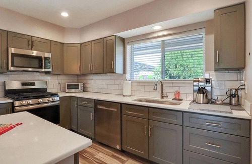 Northeast Heights Casa | Short Drive to Balloon Fiesta Park. 5 blocks from shopping malls & dining