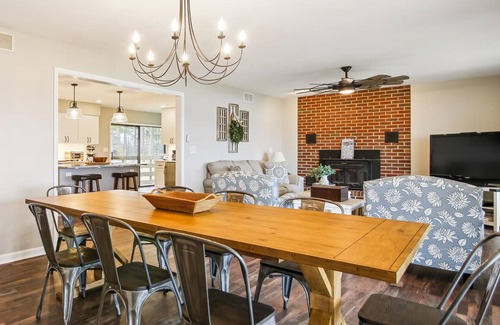 Cambridge Casa | Short drive to Downtown Cambridge | Private Dock | Pool | 16.5 Acres | Guest Hou