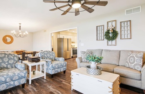 Cambridge Casa | Short drive to Downtown Cambridge | Private Dock | Pool | 16.5 Acres | Guest Hou