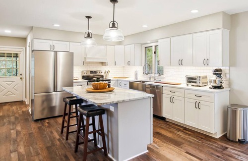 Cambridge Casa | Short drive to Downtown Cambridge | Private Dock | Pool | 16.5 Acres | Guest Hou