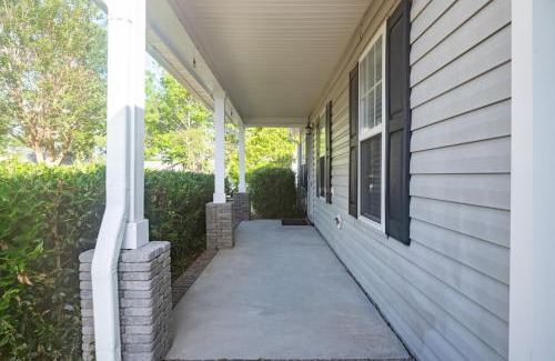 Silver Lake Casa | Short Drive to Downtown or the Beach 907 Brewster Lane