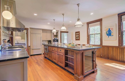 Yarmouth Port Casa | Short Drive to Gray's Beach!