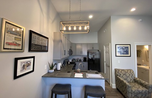 South Bend Apartamento | Estancia corta cerca de Notre Dame, perfecta para fines de semana de fútbol o viajes de negocios.