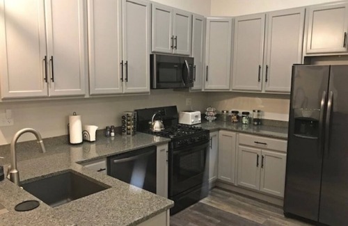 South Bend Apartamento | Estancia corta cerca de Notre Dame, perfecta para fines de semana de fútbol o viajes de negocios.