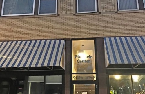 South Bend Apartamento | Estancia corta cerca de Notre Dame, perfecta para fines de semana de fútbol o viajes de negocios.