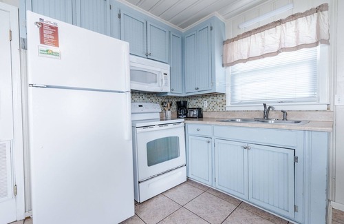 Ocean Drive Cabaña | Short walk to Beach, Private poolside cottage-5---- 1 Bed/1 Bath near Main St