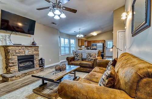 Pigeon Forge Chalet De Esquí | Charming 2BR Chalet on Mill Creek, short walk to Parkway