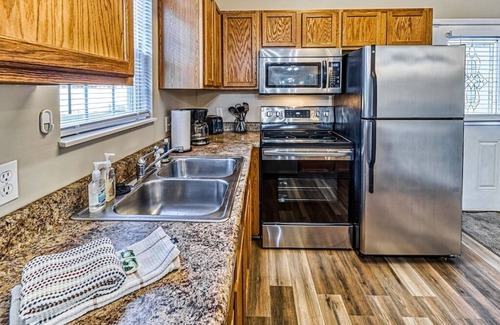 Pigeon Forge Chalet De Esquí | Charming 2BR Chalet on Mill Creek, short walk to Parkway
