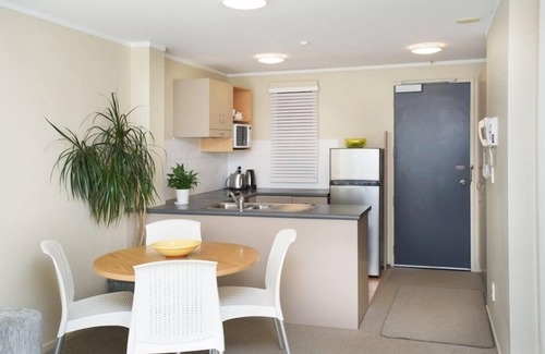 Mount Maunganui Apartamento | Corazón del Monte Maunganui - pasos de la playa del océano