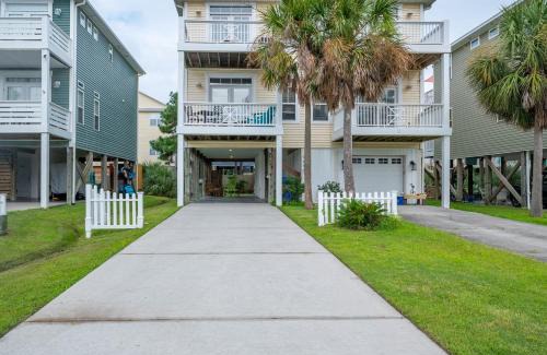 Wilmington Beach Casa | Short Walk to the Beach - Perfect for Multi-Family Stays