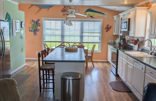 Holden Beach Cabaña | Short walk to the beach Dog friendly too! Docking for boaters!