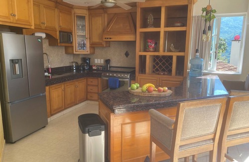 South Shore Hotel Area Condominio | Showstopper 3-bedroom condo with AC & WiFi with phenomenal Mismaloya Bay views