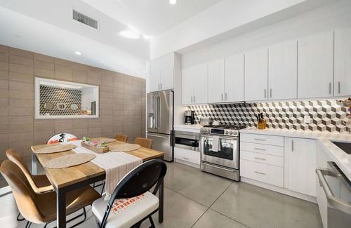 Palm Desert Condominio | Showstopper Mid-Century Modern Palm Desert Condo, Walkable To Shops & Eateries!