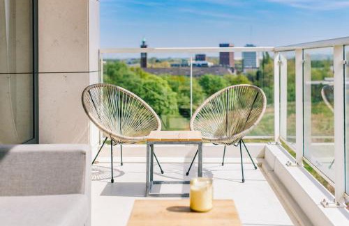Hasselt Apartamento | SHS HOMES-LUXE HIGHRISE, 2 BEDROOMS, KITCHEN, FREE PARKING, STUNNING VIEW, LARGE TARRASSE, Workspace