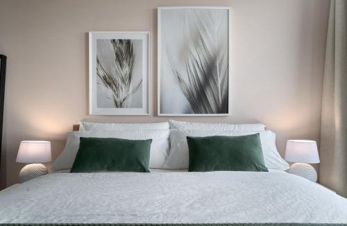 Hasselt Apartamento | SHS HOMES-LUXE HIGHRISE, 2 BEDROOMS, KITCHEN, FREE PARKING, STUNNING VIEW, LARGE TARRASSE, Workspace