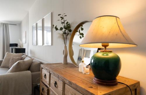 Hasselt Apartamento | SHS HOMES-LUXE HIGHRISE, 2 BEDROOMS, KITCHEN, FREE PARKING, STUNNING VIEW, LARGE TARRASSE, Workspace