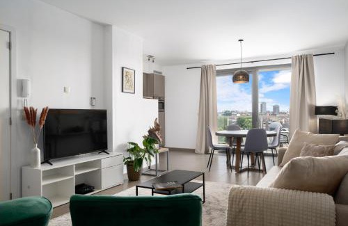 Hasselt Apartamento | SHS HOMES-LUXE HIGHRISE, 2 BEDROOMS, KITCHEN, FREE PARKING, STUNNING VIEW, LARGE TARRASSE, Workspace