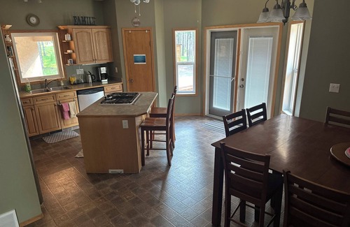 Nordegg Casa | Shunda Creek Place is 5 star VBRO mountain retreat.