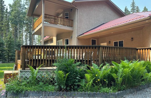 Nordegg Casa | Shunda Creek Place is 5 star VBRO mountain retreat.