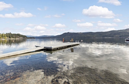 Celista Casa | Shuswap Lake, 2 cama, 1. 5 BA, muelle privado, para 4 personas, $ 500 - $ 995 / wk