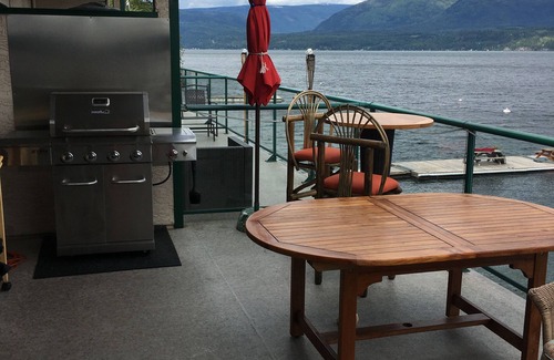 Blind Bay Condominio | Shuswap Lake Front Two Bedroom, 3 Bath Condo. ¡En ninguna parte está más cerca del agua!
