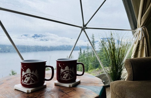 Blind Bay Cabaña | Shuswap Sky Dome With wood Burning Hot Tub & Cozy Fireplace
