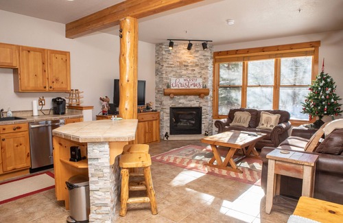 Keystone Condominio | Shuttle to Slopes, Private Entrance, Hot Tub Access, Private Patio with Grill