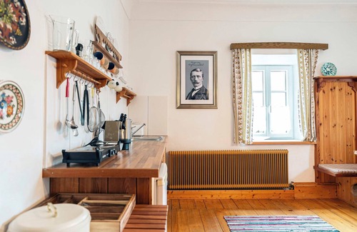 Altaussee Apartamento | Sieglgut: Hofmannsthal Suite | Kitchen | Parking