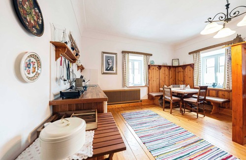 Altaussee Apartamento | Sieglgut: Hofmannsthal Suite | Kitchen | Parking