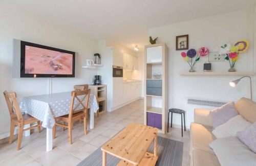 De Haan Apartamento | Siena with parking and shared pool by Interhome