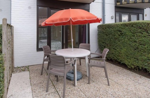 De Haan Apartamento | Siena with parking and shared pool by Interhome