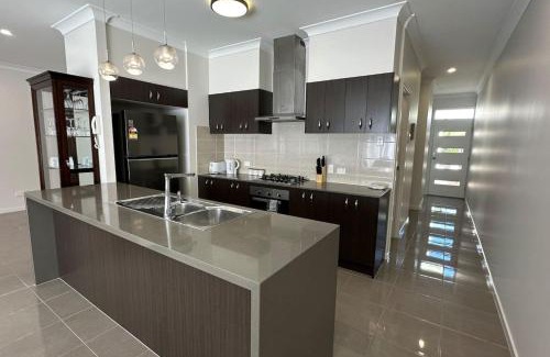 North Lakes Casa | Sienna Rise - Walk to Westfield sleeps 6 North Lakes
