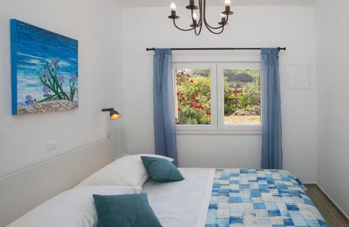 Veliki Drvenik Apartamento | SIESTA, a house in the nature on the island