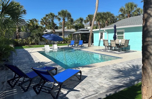 Siesta Key Cabaña | Siesta Key Cottage one block to village, 3 blocks to beach, Private heated pool