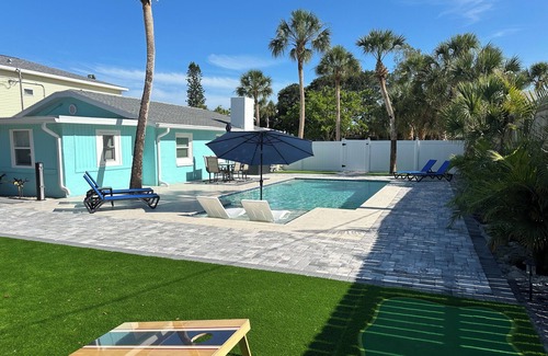 Siesta Key Cabaña | Siesta Key Cottage one block to village, 3 blocks to beach, Private heated pool
