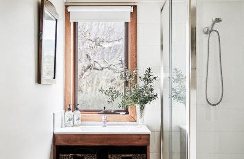 Warburton Casa | Sign Maker's Cottage